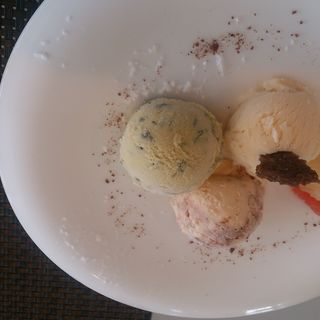 アイスクリーム三種盛り、、、ランチセットのデザートです(カフェ    イル      レガーロ)