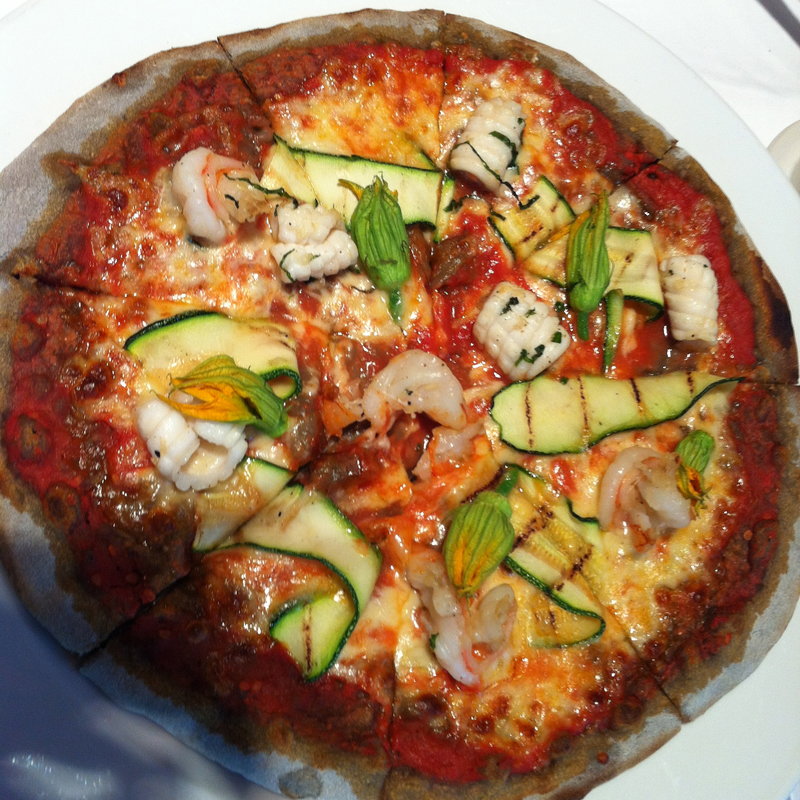 イカスミを練り込んだピザ(angelina in hanoi)