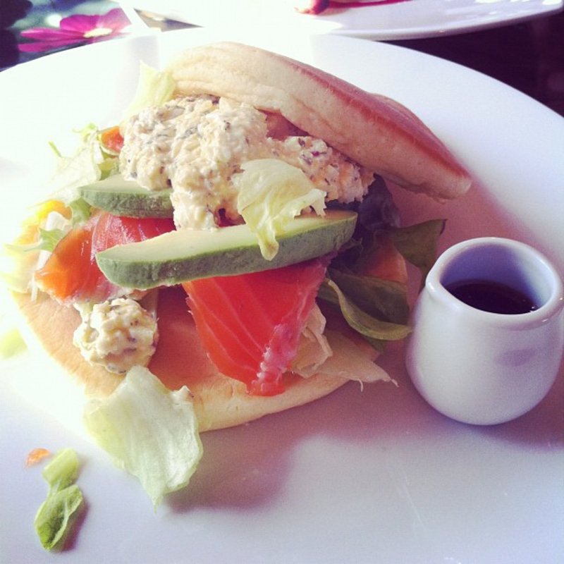 アボカドとサーモンのタルタルパンケーキサンド(ｈｏｎｏｈｏｎｏ・ｃａｆｅ)