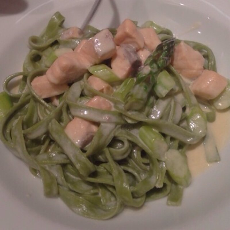 ほうれん草のフェトチーネ サーモンとアスパラのクリームソース(イタリアンキッチン テラッツァ)