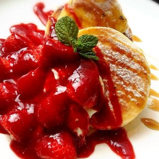 フレッシュ苺と焦がしブリュレのパンケーキ(ミルエッグカフェ)