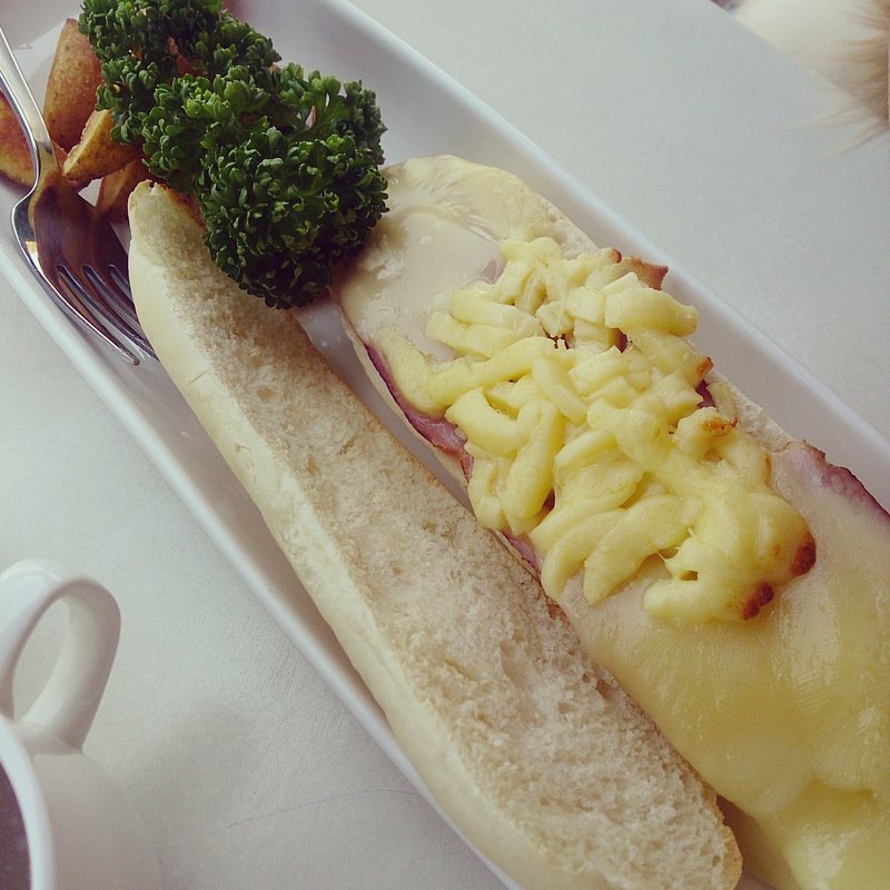 3種のジャージーチーズ&八ヶ岳南麓手作りハムのサンドイッチ(キープファームショップ)