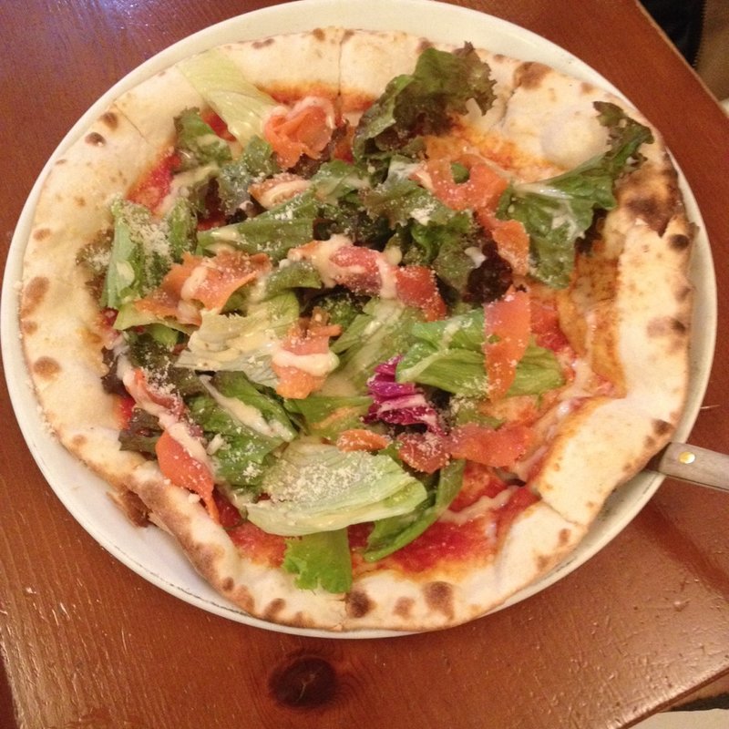 スモークサーモン（トラウトサーモン）とサラダ・トマトソース・モッツァレラチーズ“サルモーネ”(ラ・ヴィレッタ 新宿店)