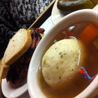 マッツォボールスープ(Katz's Delicatessen)