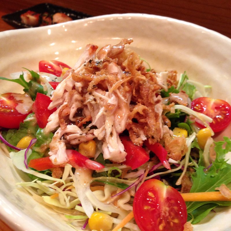 鶏皮のパリパリサラダ(炭焼 マカティ)