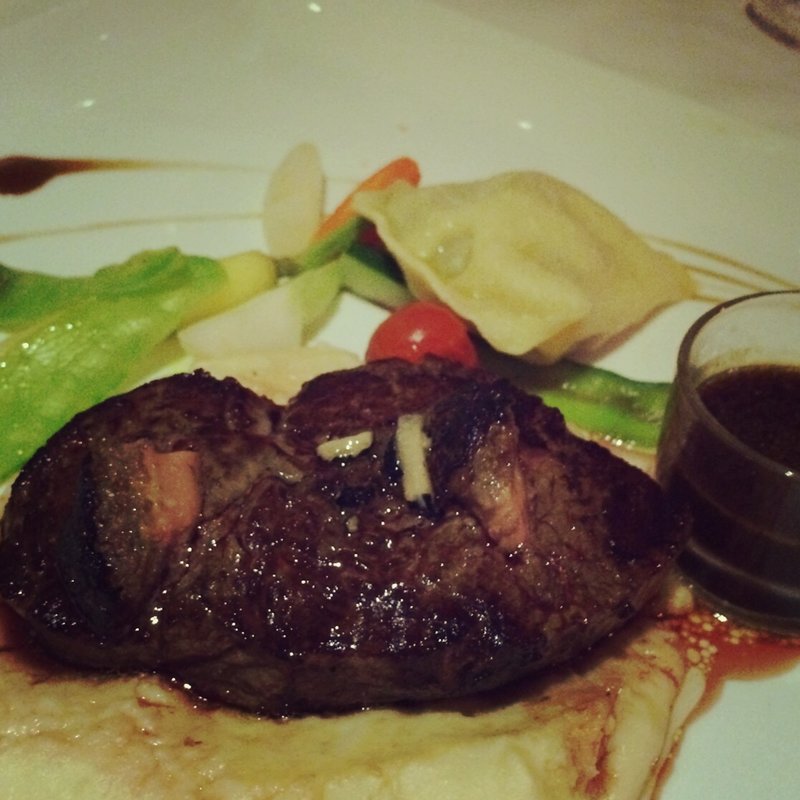 ラッパ茸とフォアグラのトルヌード牛ステーキ(Le Coco's Tahiti)