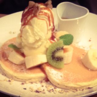 塩キャラメルとナッツの、バナナパンケーキ(パンケーキママカフェ VoiVoi （ヴォイヴォイ）)