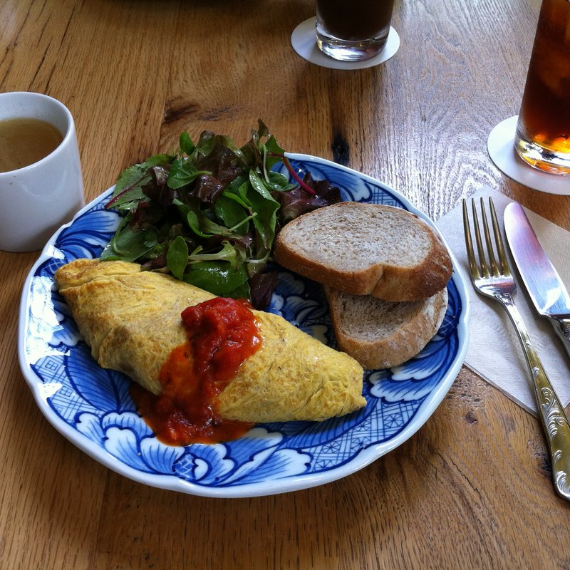 有機卵とスモークサーモンのオムレツ(ｉｒｖｉｎｇ・ｐｌａｃｅ)
