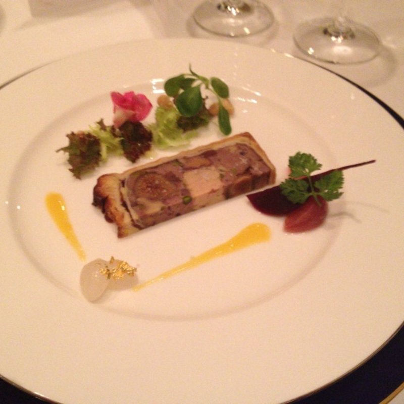 フォアグラと鴨のパテ•アンクルート 胡桃のサラダとイチジクのコンポート添え 柑橘風味のソースで(スペシャリティレストラン マルメゾン)