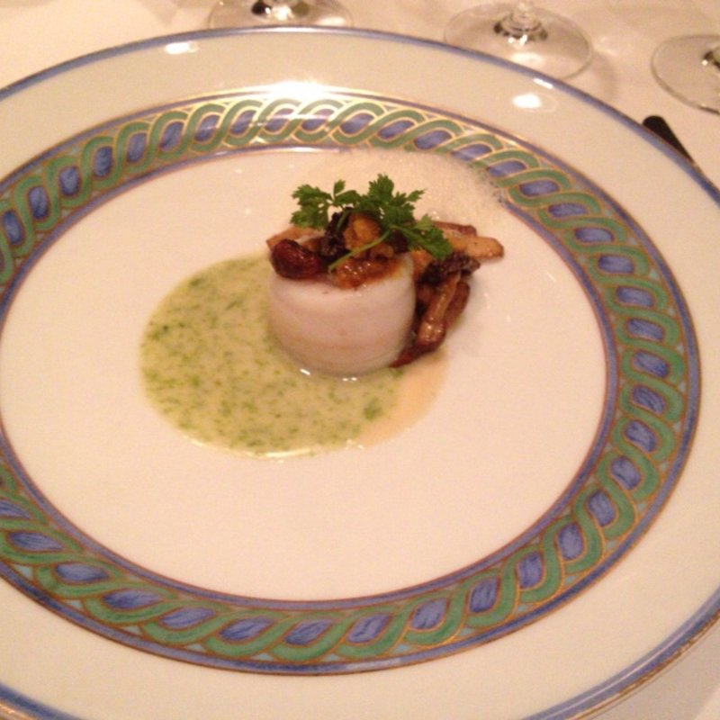 帆立貝柱のムースを詰めた舌平目のタンバル キノコと雲丹のフリカッセと一緒に海藻とハーブの芳香 貝のうま味を凝縮したクリームソース エマルジョン仕立て(スペシャリティレストラン マルメゾン)