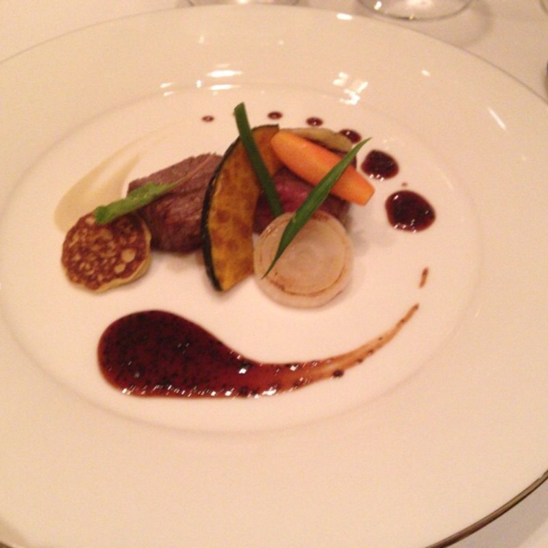 黒毛和牛フィレ肉のソテー トウモロコシの小さなクレープと旬の温野菜添え 菊芋のピュレとトリュフの芳香 ソース•ぺりぐー(スペシャリティレストラン マルメゾン)