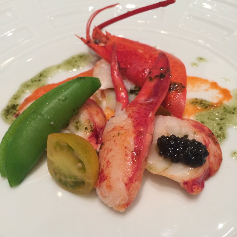 カナダ産東海岸産オマール海老の低速キュイ　オレンジオイルマリネ 有機人参のピュレとバジルソース　アメリカ産キャビア添え(青山セントグレース大聖堂)