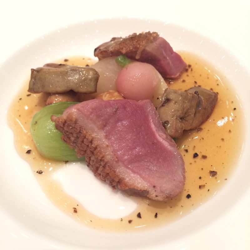 フランス産鴨肉&フォアグラソテー　旬温野菜と添え 高貴なる香り、琥珀色のコンソメトリュフにて(青山セントグレース大聖堂)