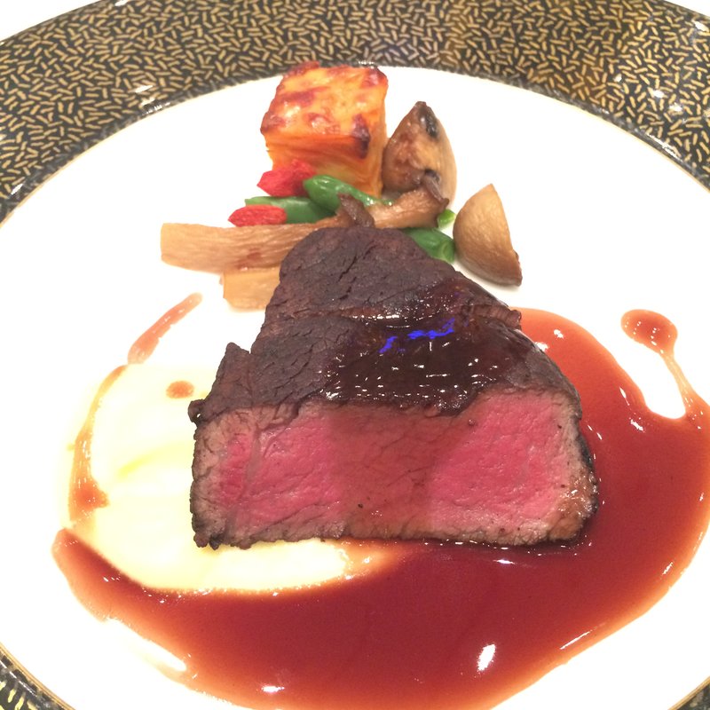 和牛フィレ肉の葡萄酒蒸し焼き　ムートンルージュのソース(青山セントグレース大聖堂)