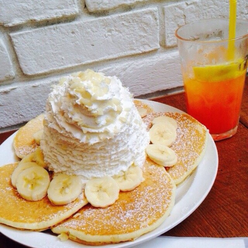 バナナホイップクリームとマカデミアナッツのパンケーキ(Eggs 'n Things 京都四条店)