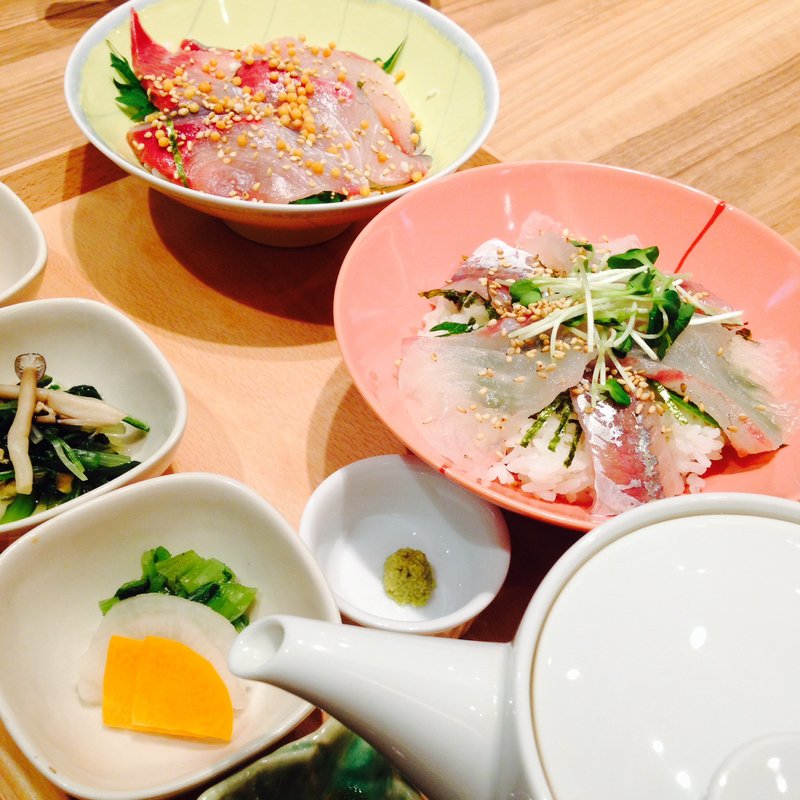 ブリ胡麻茶漬けとアジと鯛の胡麻海鮮丼(博多おだいどこまま魚)