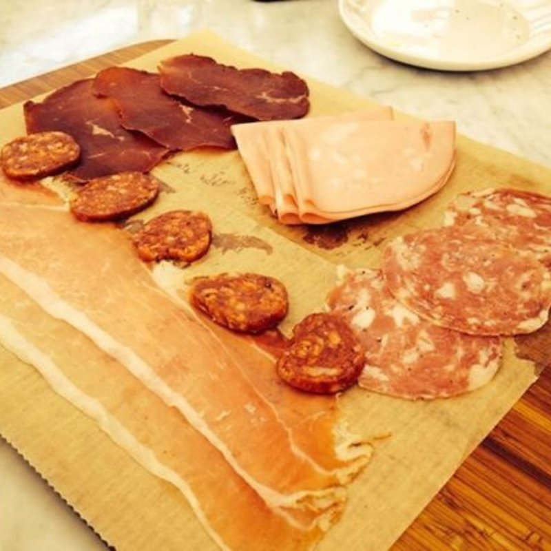 生ハム、サラミ、パストラミ盛り合わせ(La piazza)