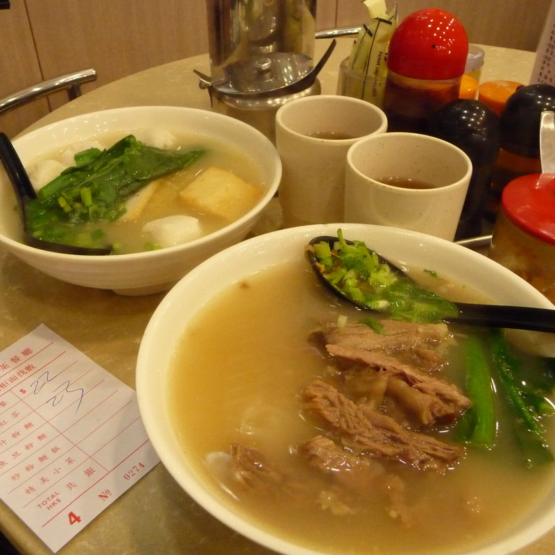牛筋粥と白魚粥(明苑粉麺茶餐庁)