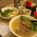 牛筋粥と白魚粥(明苑粉麺茶餐庁)