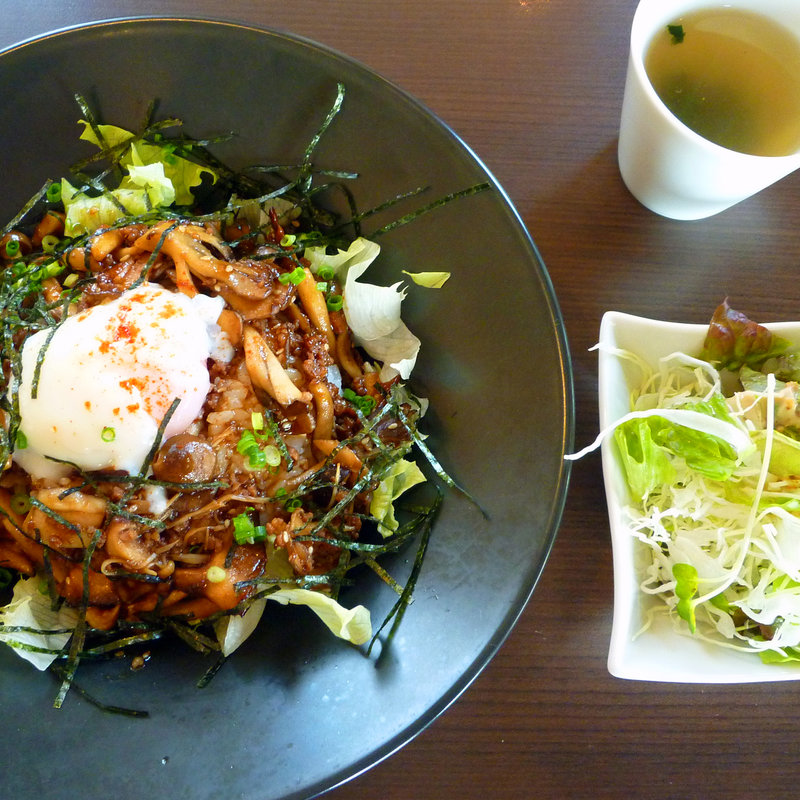 きのことミンチの温玉丼（サラダ・スープ付）(やまなみ珈琲店)