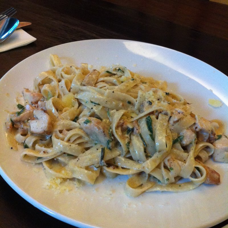 鶏肉とレモンのクリームパスタ(Coconut House Restaurant)