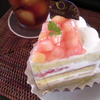 桃のショートケーキ(ブルージュの丘)