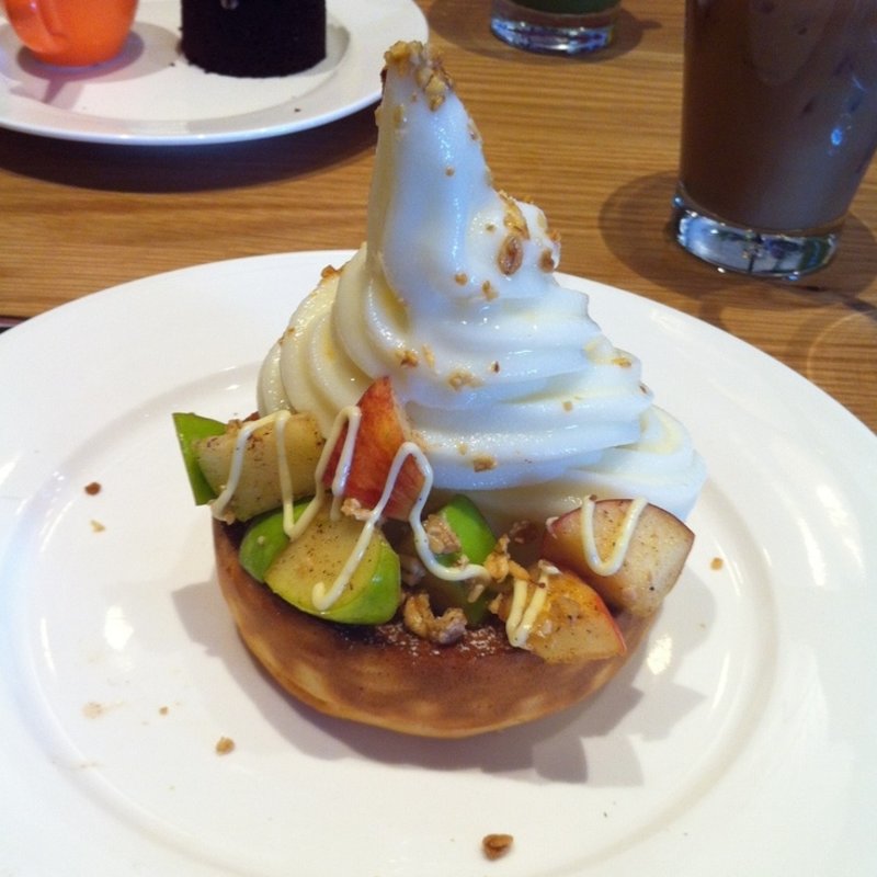 リンゴとソフトクリームのパンケーキ(Miam Miam)