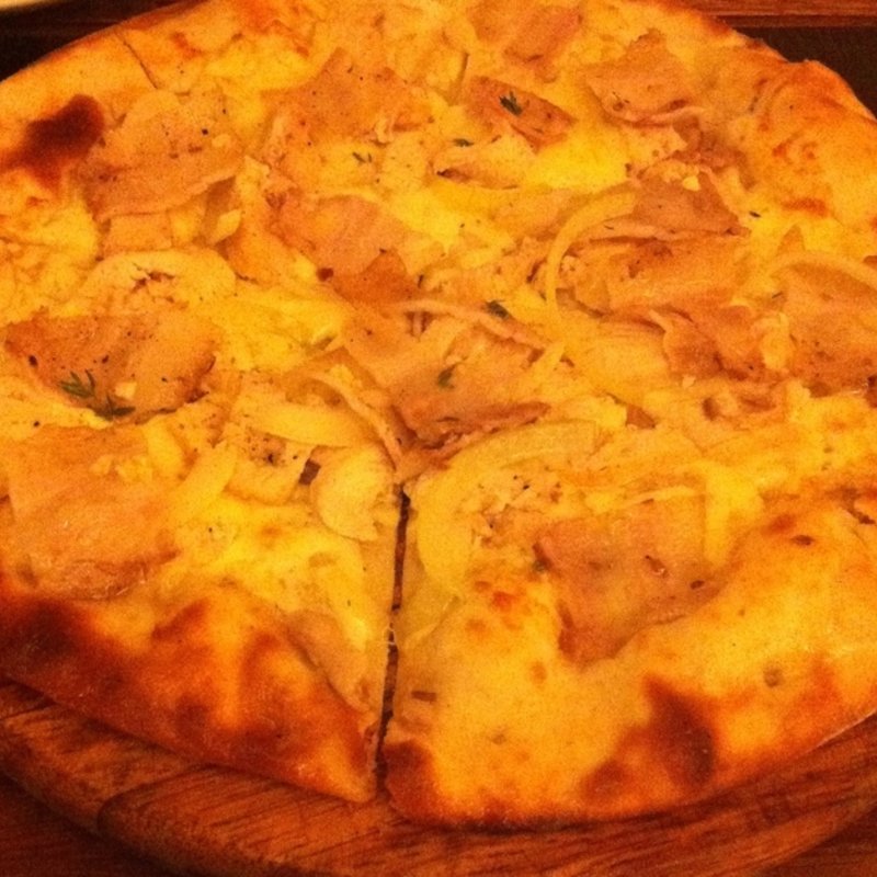 タマネギとキノコのピザ(Coconut House Restaurant)