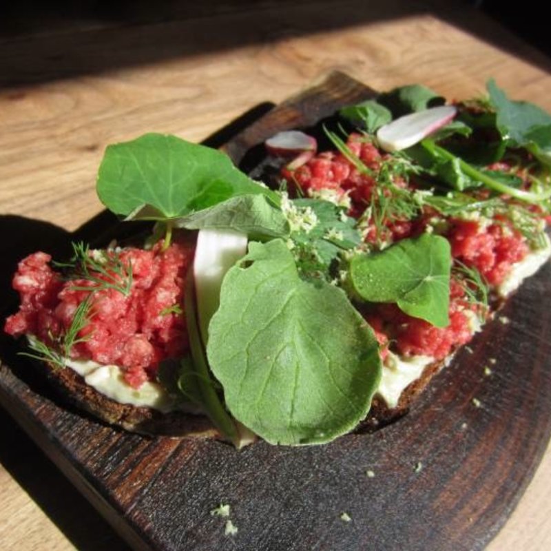 Beef tartare on potato flatbread with green horseradish(Bar Tartine)