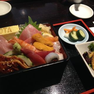 デラックスちらし寿司(Sushi Ota)