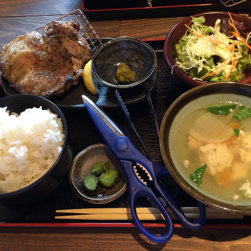 鶏モモ炭火焼定食(佐賀県三瀬村 ふもと赤鶏 八重洲店)