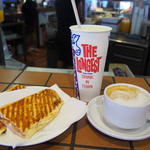 ハムとチーズのパニーニとカプチーノ(La Buvette du Marché)