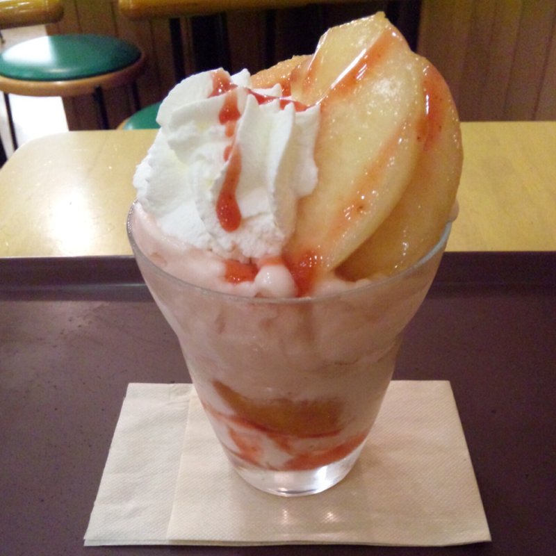 桃のパフェ(三びきの子ぶた)