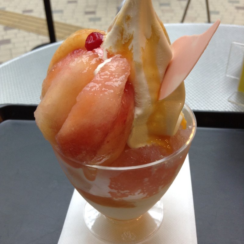 桃のパフェ(ルーヴおんまい 丸亀町グリーン店)