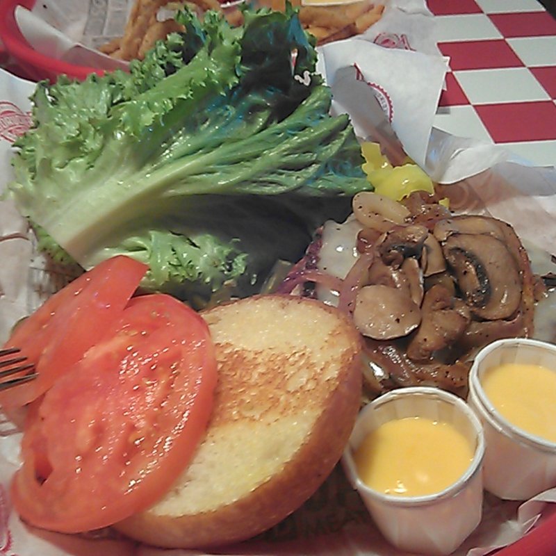 ベーコン・チーズ・マッシュルームのハンバーガー(Fuddruckers)