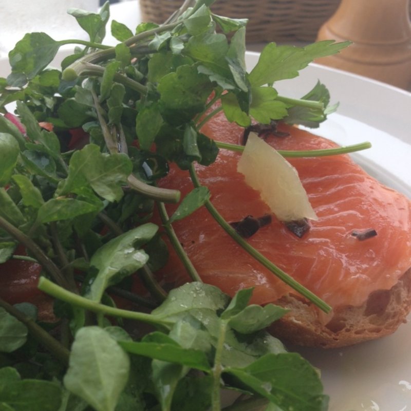 スモークサーモンのオープンサンド(bills 七里ヶ浜)