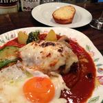 トマト煮込みハンバーグ京卵添え