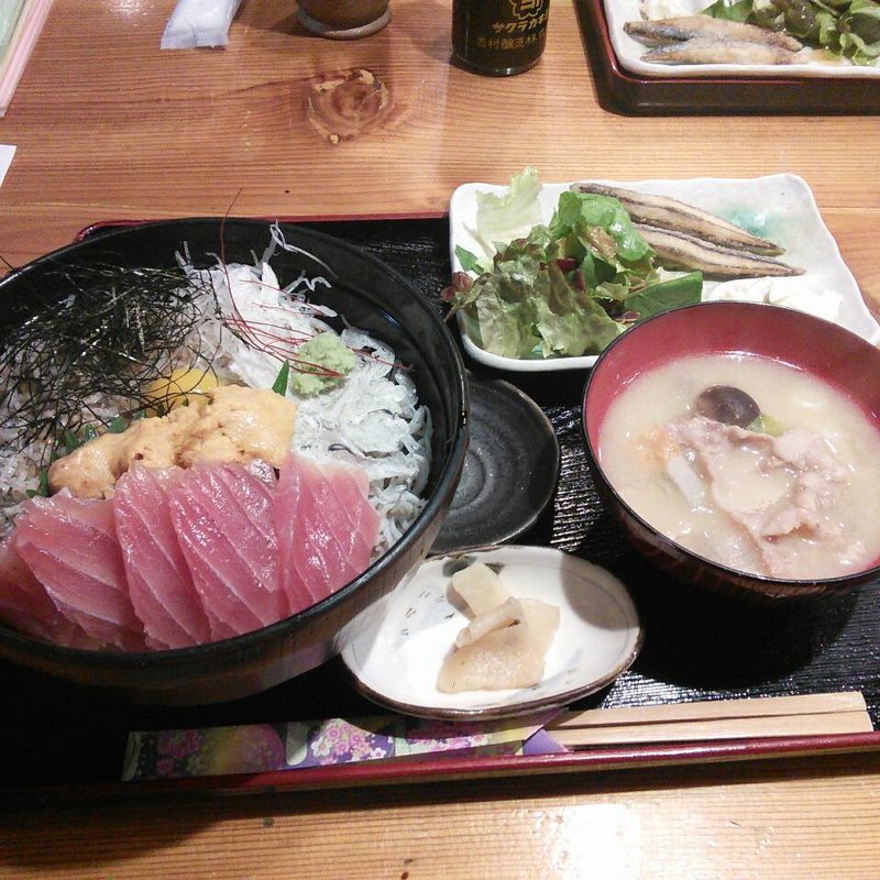 マグロ丼とウニ丼のよくばり丼(ちりめん・しらす専門店 凪 （なぎ）)