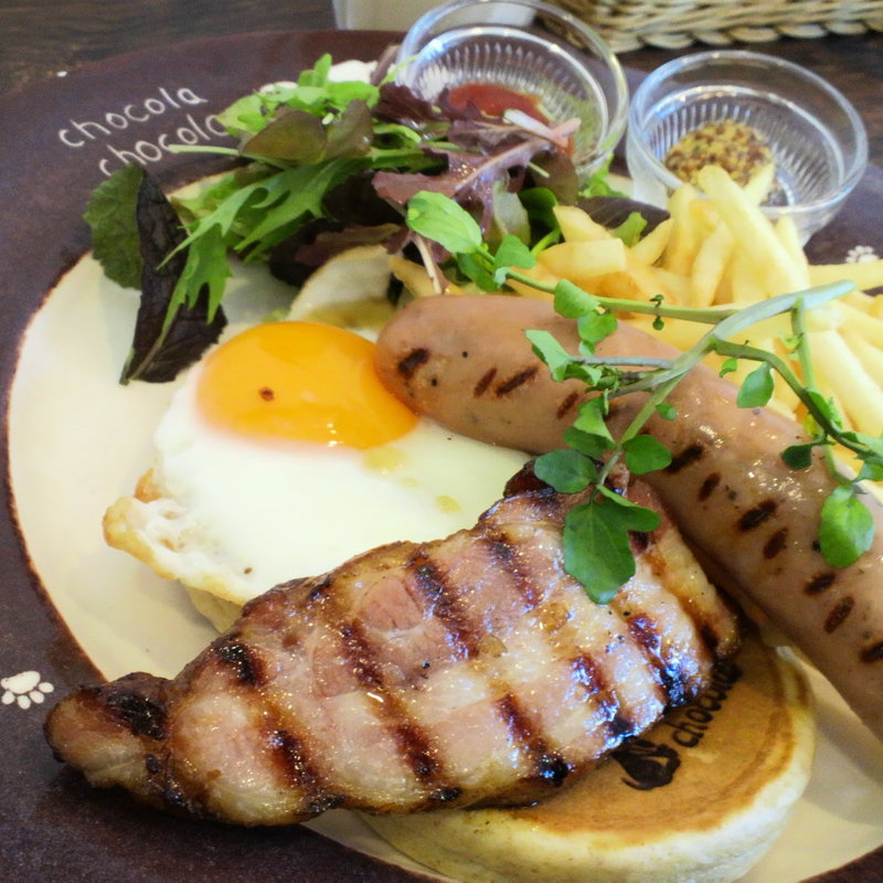 道産ベーコンとソーセージのグリルと半熟玉子のライ麦パンケーキ(北海道パンケーキカフェ チョコラ チョコラ)