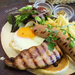 道産ベーコンとソーセージのグリルと半熟玉子のライ麦パンケーキ(北海道パンケーキカフェ チョコラ チョコラ)