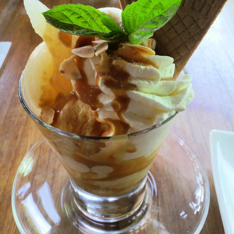 キャラメルソースと洋なしのパフェ(カフェ＆フーズ キーウエスト)