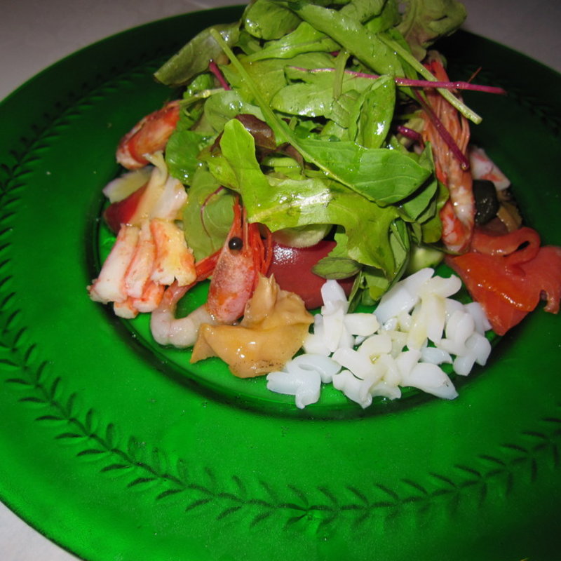 海の幸サラダ　季節のフルーツドレッシング(グリル木の実)