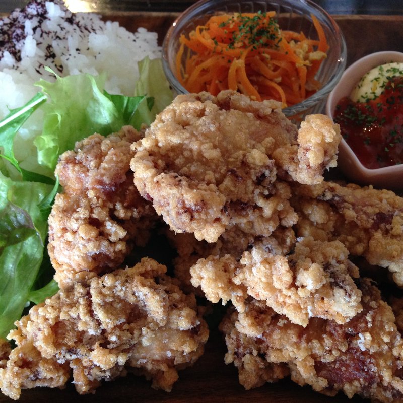 からあげプレート(ボンボン ウェボン （BonBon Huevon）)