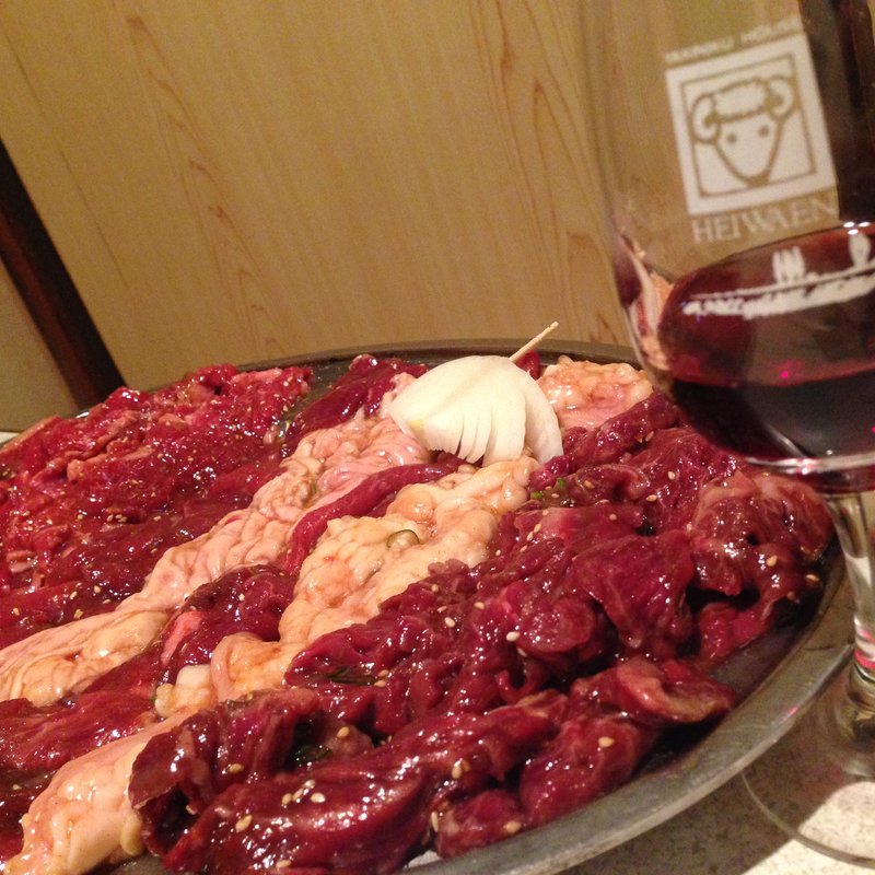 生ラム肉とホルモン、ハラミ盛り合わせ(焼肉 平和園 緑ヶ丘店)