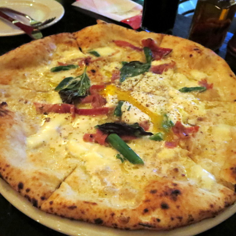 カルボナーラピザ(Caffe Calabria)