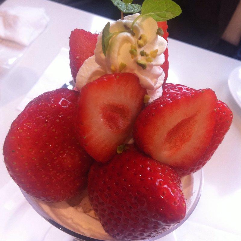 あまおうパフェ(新宿高野本店 タカノフルーツパーラー)