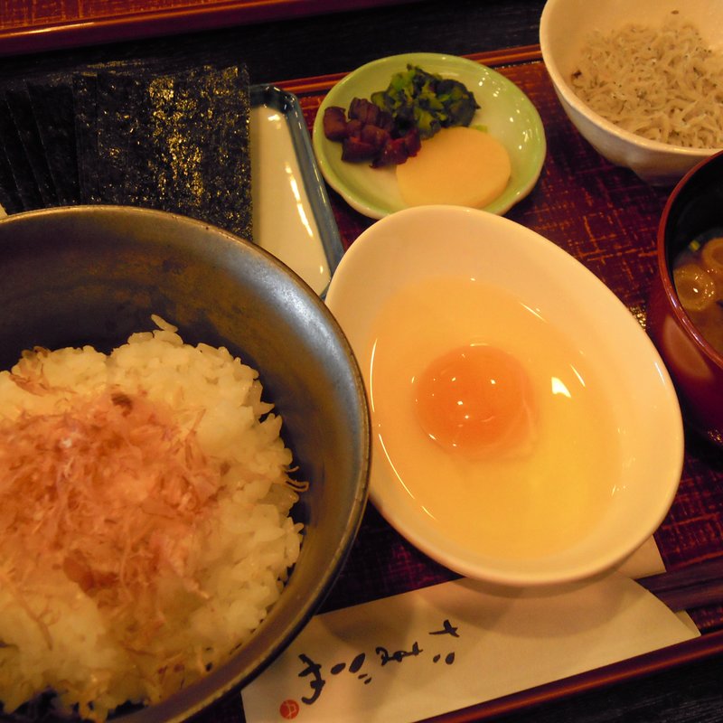 玉かけめし（ちりめんじゃこ、のりトッピング）(たまごや )