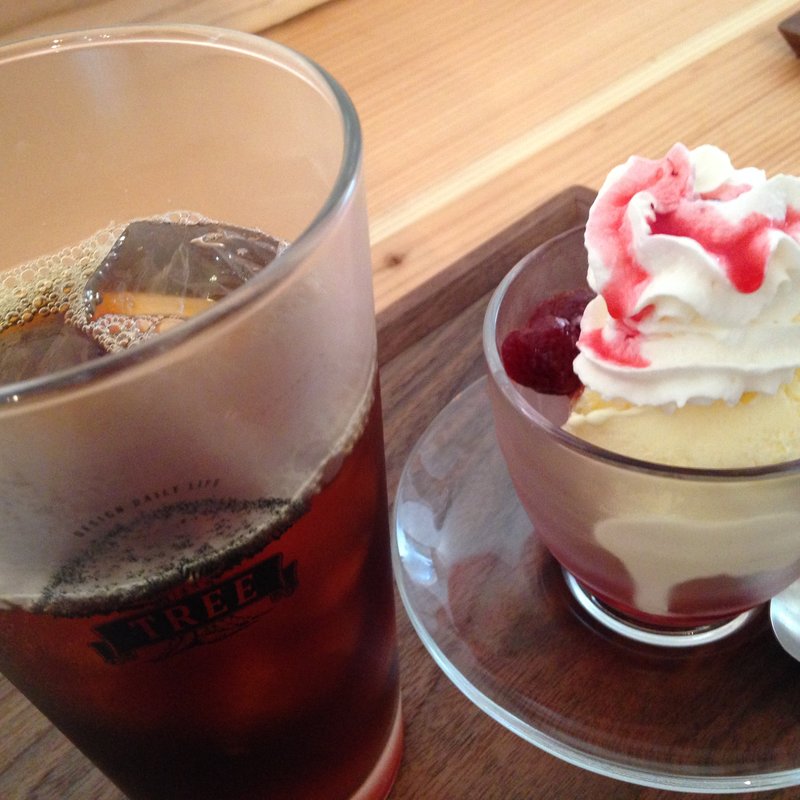 アイスコーヒーとベリーサンデー(TREE （ツリー）)