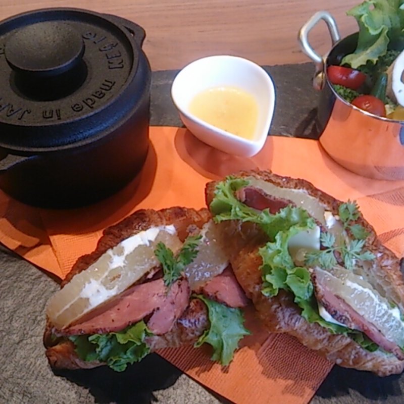 パストラミビーフ＆グレープフルーツのクロワッサンサンド(ELEMENT CAFE )