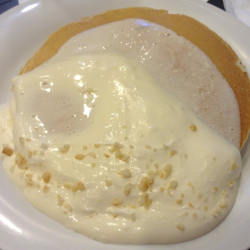 Pancakes with Macadamia nuts sauce(Boots & Kimo's Homestyle Kitchen)